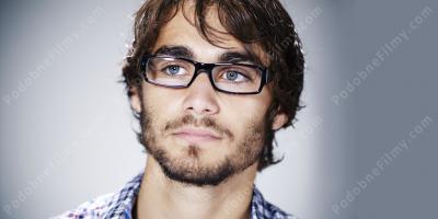 mężczyzna w okularach filmy